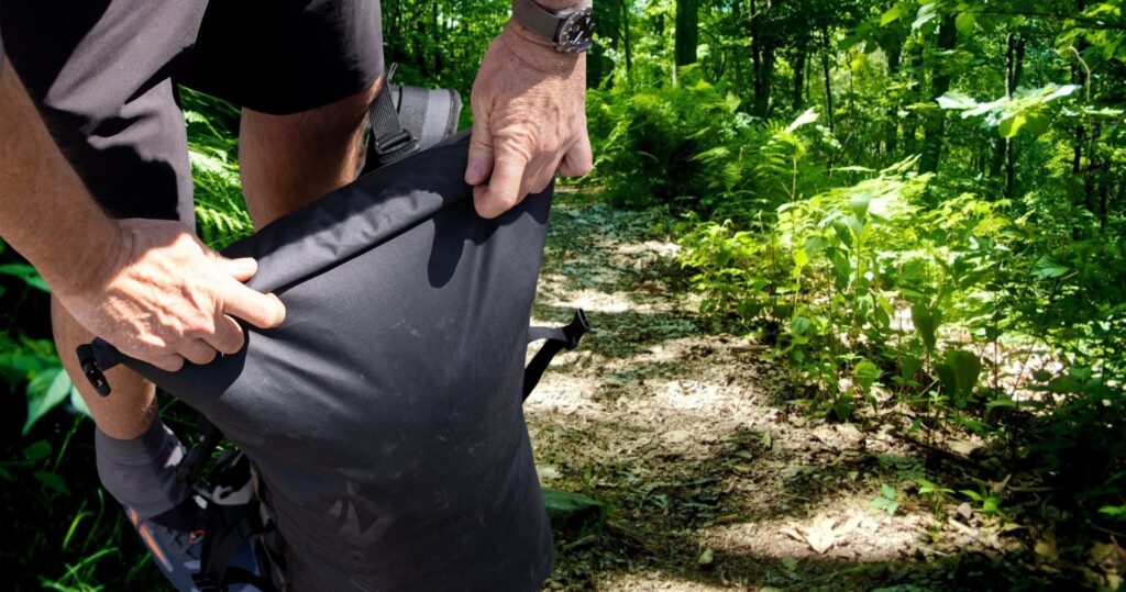 Sea to Summit eVac Compression Dry Bag 13L in High Rise kleur tijdens kampeertrip