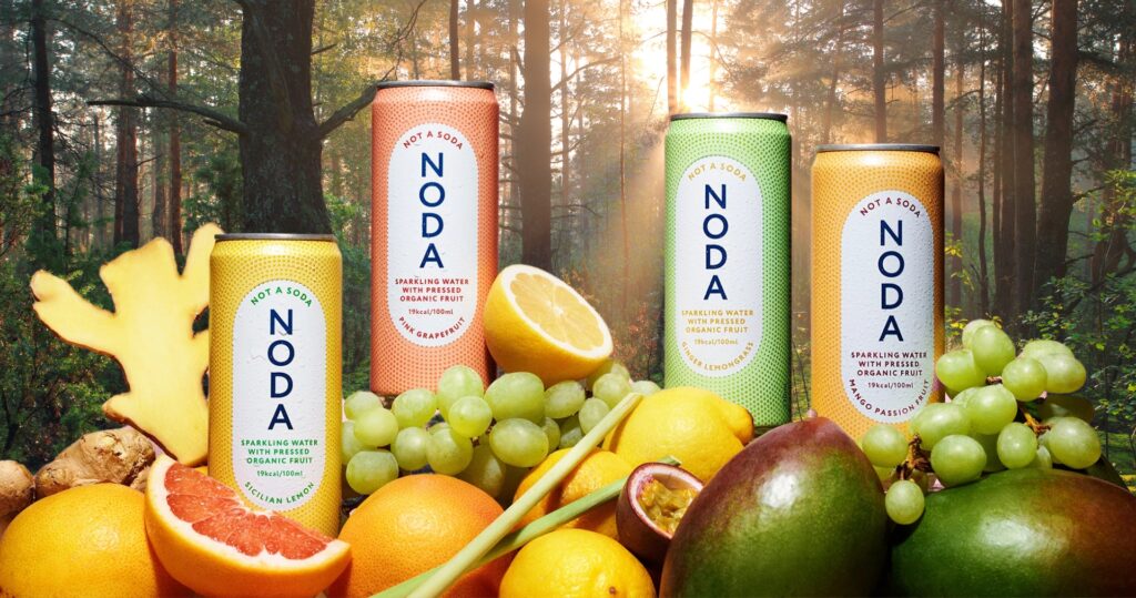 Verfrissende natuurlijke frisdrank in glas bij zomerse BBQ