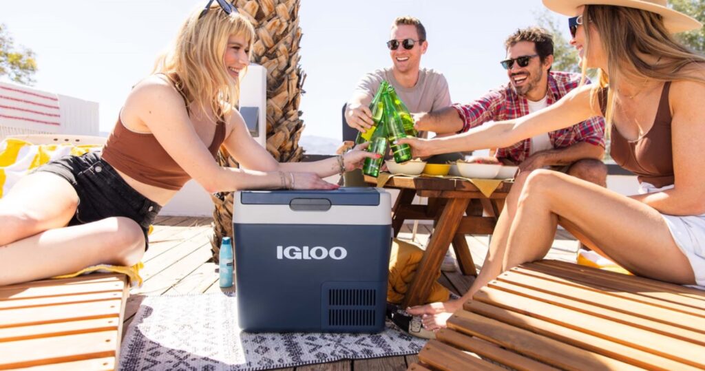 Igloo ICF32 koelbox naast een tent tijdens off-grid kamperen